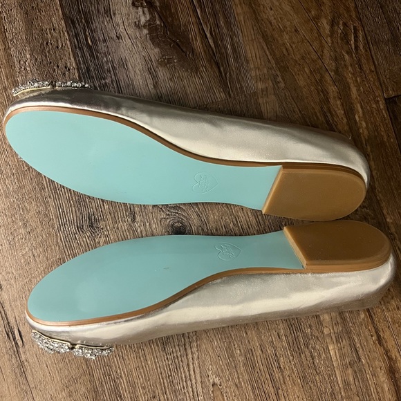 New Betsy Johnson silver shoes size 8 with crystal bows. - Picture 2 of 4